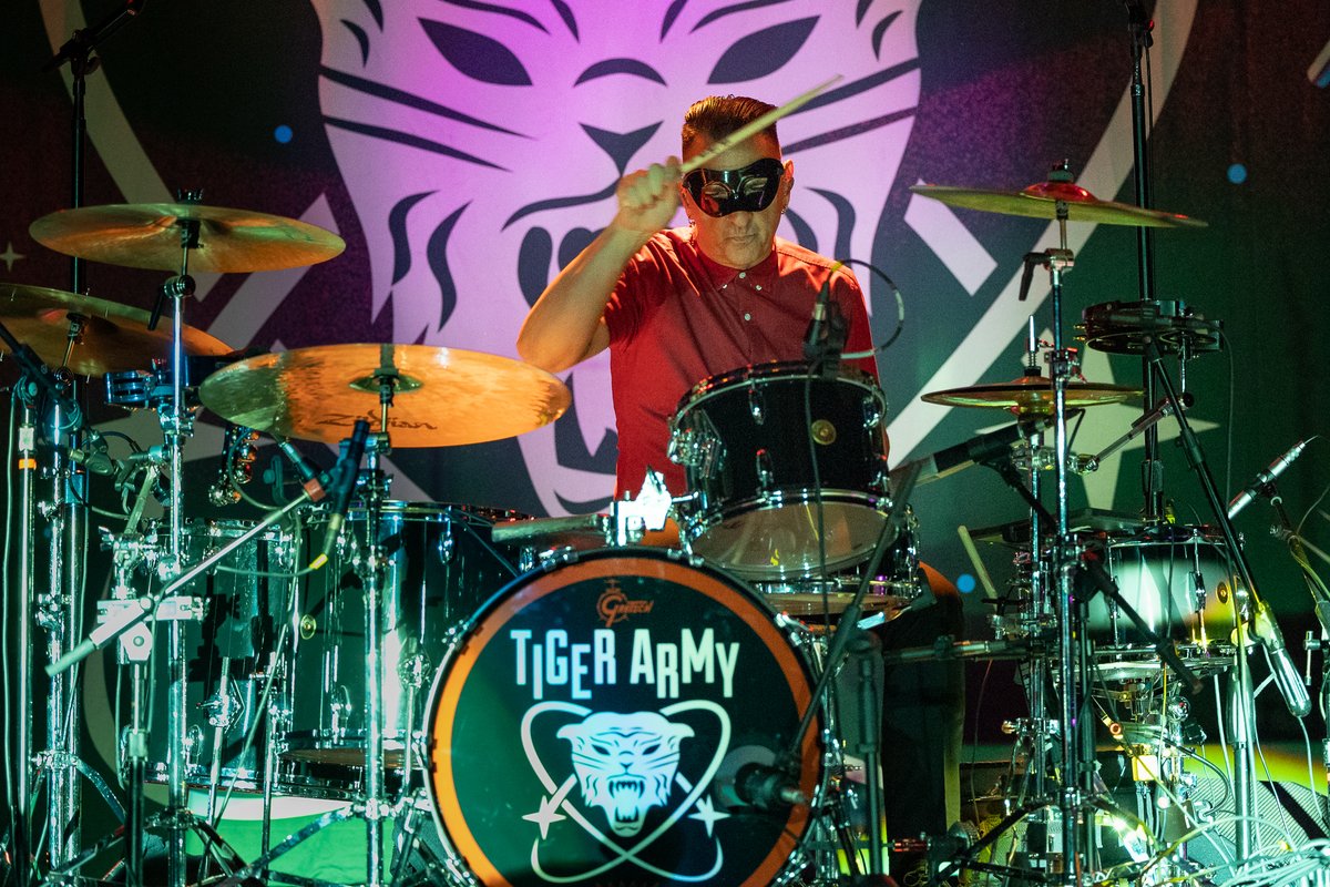 HOBAnaheim's tweet photo. Still riding that weekend high after TWO SOLD OUT NIGHTS of #Octoberflame with @tigerarmy 🎃🔥 

📸 @stevebrazill https://t.co/mDDfBLHpFv