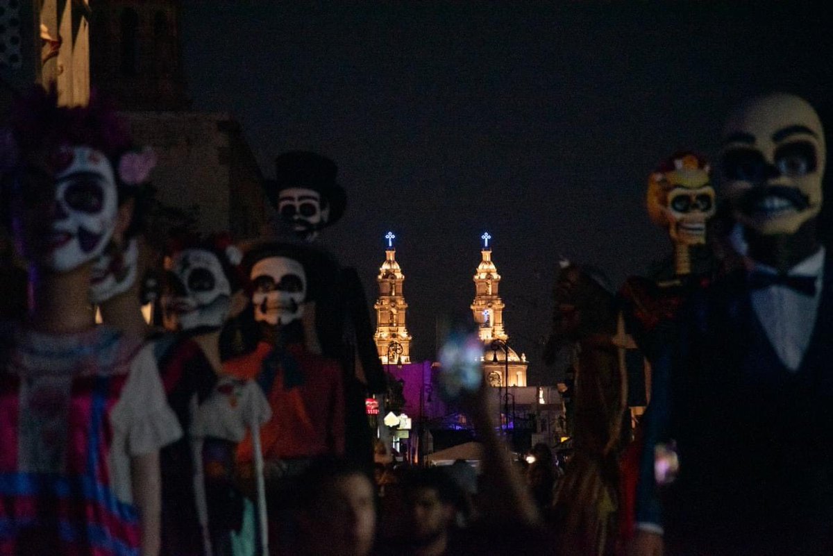 TereJimenezE's tweet photo. RECORRIDO DE GIGANTES EN EL CENTRO HISTÓRICO DE AGUASCALIENTES 

¿Ya viste los Gigantes recorriendo el centro de la ciudad? No te pierdas todas las actividades del Festival Cultural de Calaveras 2022 #ViveLaCatrina.

#ElGiganteDeMéxico https://t.co/bBwwLgiNAU