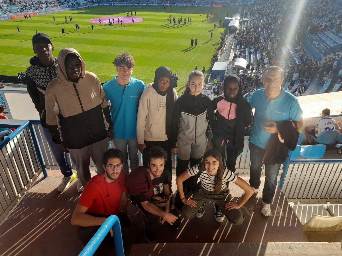 munozpescador's tweet photo. Tarde de fútbol en La Romareda viendo a nuestro @RealZaragoza acompañando a usuarios de #Adunare  @CaixaVol @caixabank #VoluntariadoCaixaBank Aragon https://t.co/qysIbh2DwA