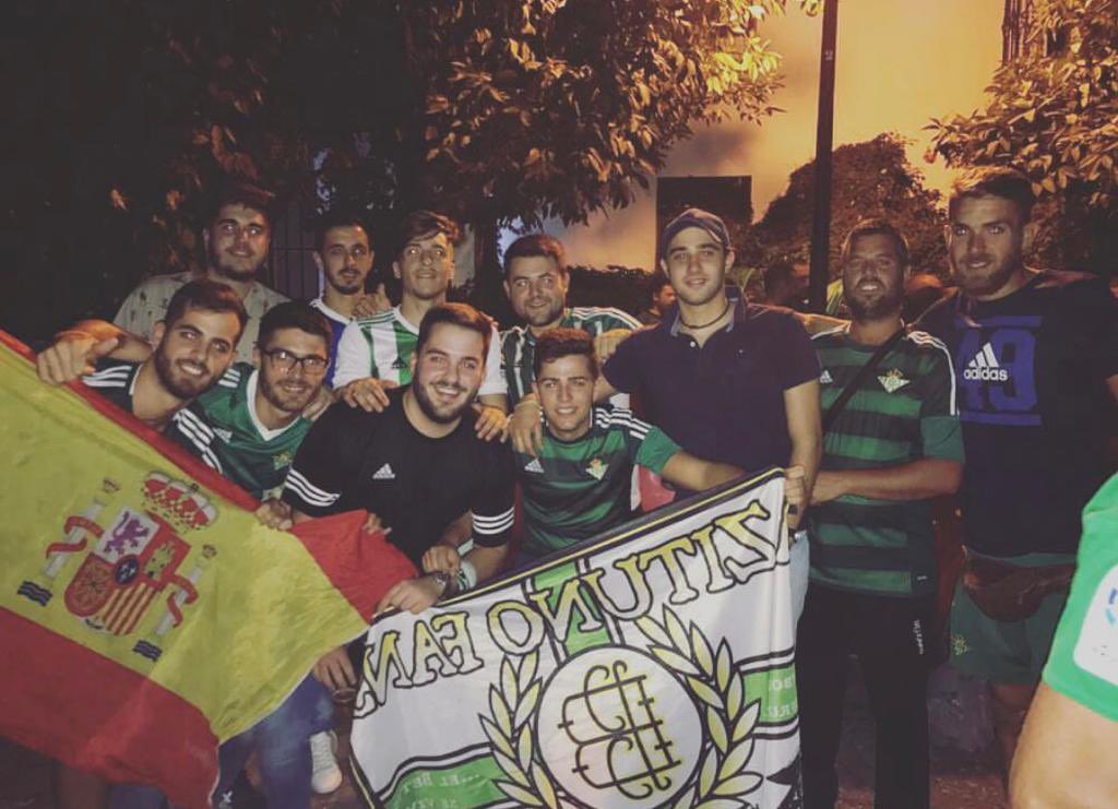 Cada vez que pisamos el templo echamos de menos a dos de los nuestros, dos que se marcharon demasiado pronto para disfrutar de su Real Betis Balompié desde el sitio más privilegiado. 
Dicen que solo muere quien cae en el olvido… ¡Y qué razón llevan!
¡CUARTO ANILLO PRESENTES! 💚