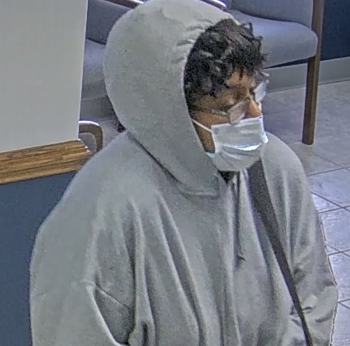 PSPTroopHPIO's tweet image. MERCERSBURG, FRANKLIN COUNTY:  bank robbery. Please share. Anyone with information call PSP Chambersburg at 717-264-5161