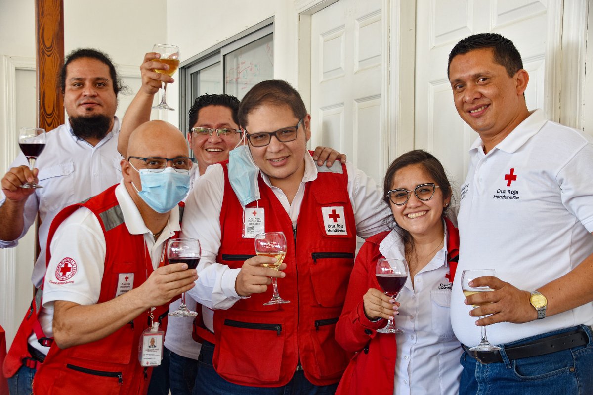 cruzrojahon's tweet photo. En #SedeCentral celebramos que nuestra Sociedad Nacional, recibió la "certificación OCAC" con nuestro personal colaborador y voluntario en #BaseI, por medio de un convivio, donde nuestro PN, Ing. José Juan Castro H. agradeció al esfuerzo de todos y todas a nivel nacional. https://t.co/3MP27iuRdF