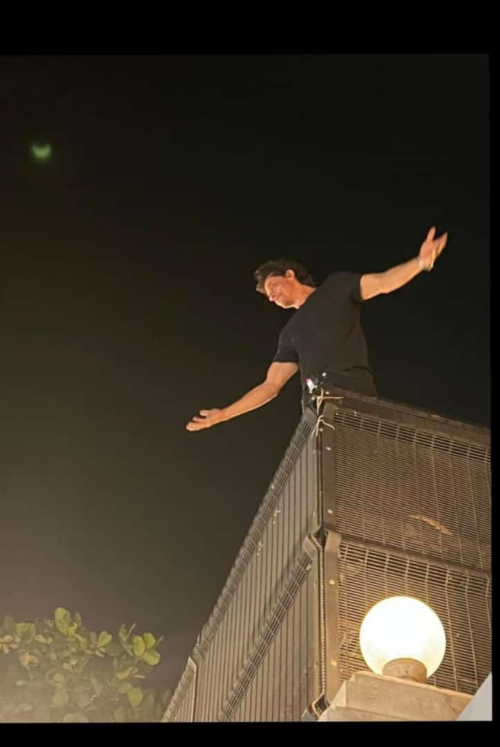 iamanjali16's tweet photo. The Moon with the Badshah, world's biggest &amp; the last of the Star⭐

Show me a picture more worthy than this, I'll wait!🥂

#KingKhan 's birthday is incomplete without this pose𓀠
_
#HappyBirthdaySRK | #ShahRukhKhan𓀠 | https://t.co/VlmmzUc6g9