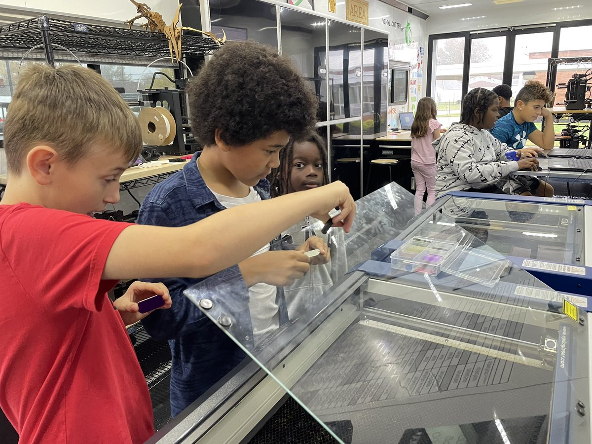 WEstemLADY's tweet image. Royalview 5th graders got to work on our @EpilogLaser to engrave custom dog tags. @wefabmobile @WESchools @mrslegerski @RoadrunnerROCKS #fablab #mobilefablab #digitalfabrication