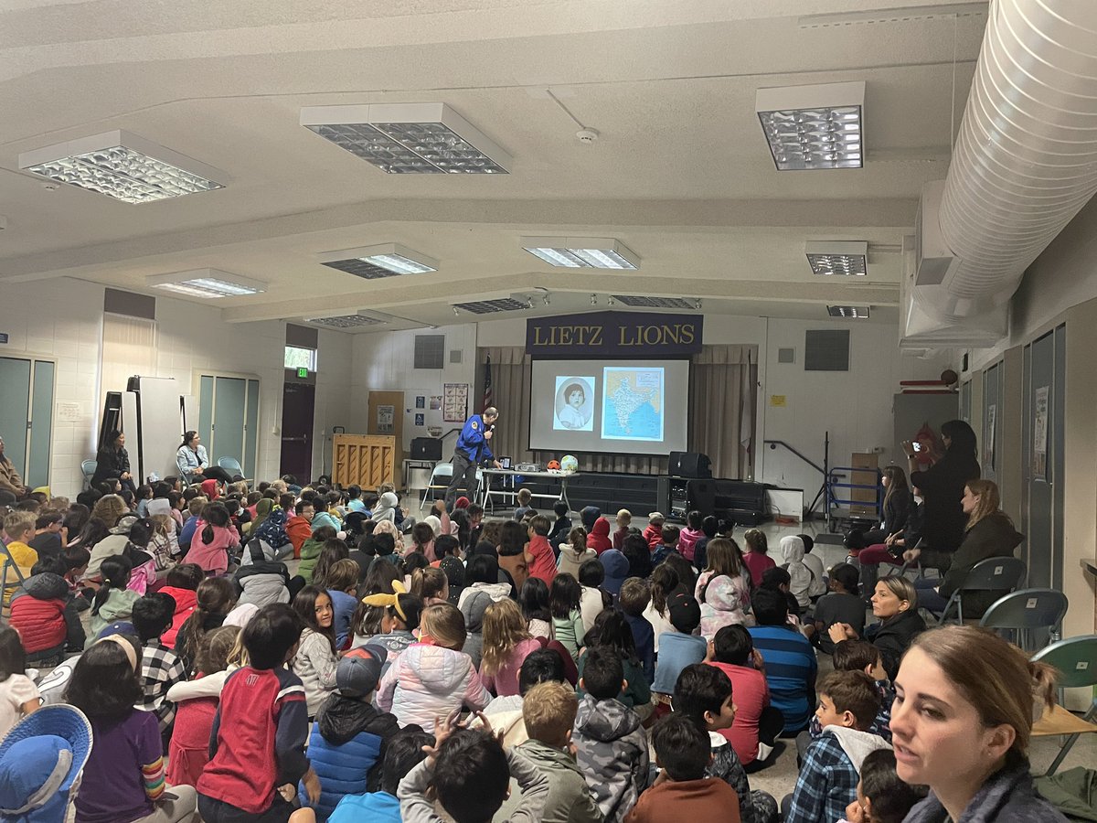 LietzPrincipal's tweet photo. Astronaut Steven Smith sharing his story of preserving as he followed his dream. He shared an inclusive message about how everyone can follow their dreams regardless of what they look like. What matters is what is inside!  #Lietzpride #usdlearns https://t.co/tcO7WtEY79