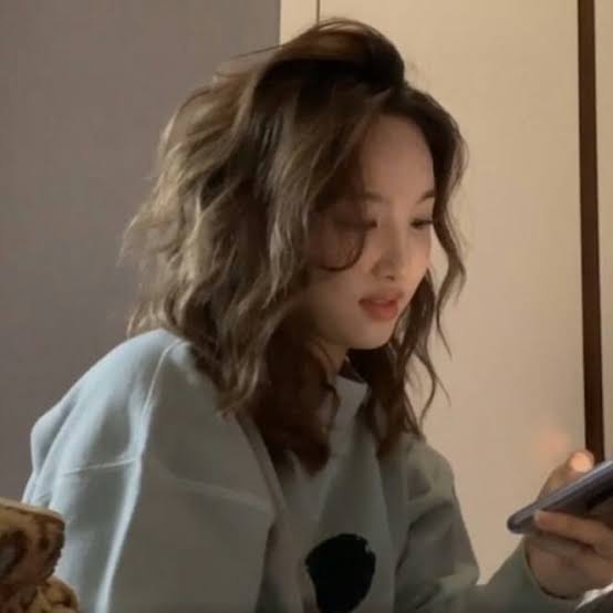Tzuitlog's tweet photo. TWICE #minayeon AU wherein Jihyo unintentionally helped Nayeon and Mina confess towards each other.

#MAMAVOTE #TWICE https://t.co/8G7pXuMNDp