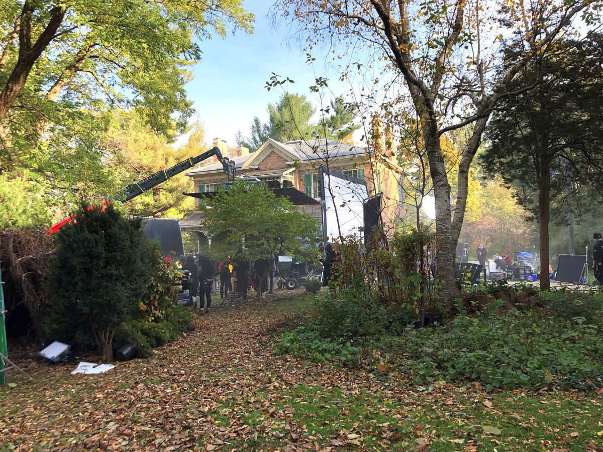 SaugaMuseums's tweet photo. If you thought the house in Episode 6 of Guillermo del Toro's Cabinet of Curiosities on @netflix looked familiar, you're absolutely right! The first 5-10 minutes of this episode was filmed at Benares Historic House in Mississauga! 

Enjoy these behind-the-scenes photos 🎬👀 https://t.co/DdOCEKJRYQ
