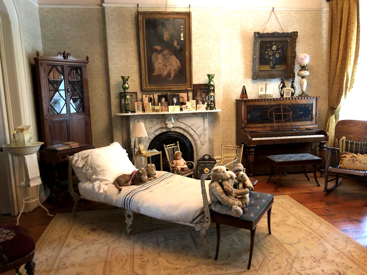 SaugaMuseums's tweet photo. If you thought the house in Episode 6 of Guillermo del Toro's Cabinet of Curiosities on @netflix looked familiar, you're absolutely right! The first 5-10 minutes of this episode was filmed at Benares Historic House in Mississauga! 

Enjoy these behind-the-scenes photos 🎬👀 https://t.co/DdOCEKJRYQ
