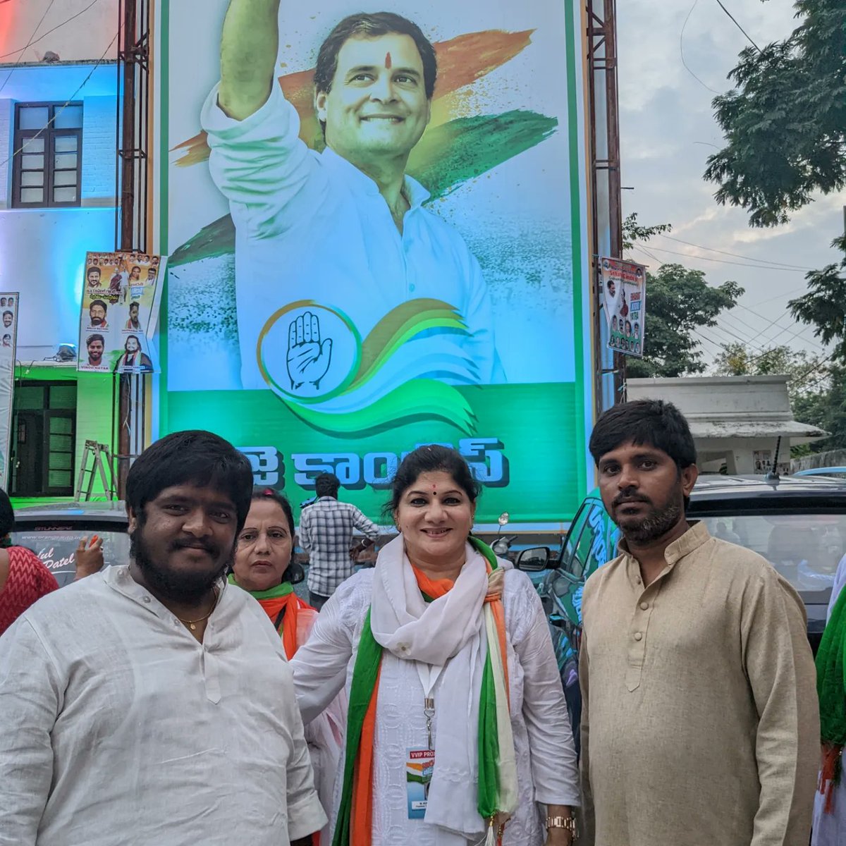 aakashvarma112's tweet photo. Few Glimpses of Bharat Jodo Yatra.
@INCIndia joint Secretary @Allavaru ji
@nsui National President @Neerajkundan ji
@TelanganaPMC President @SunithaRao_M ji
#BharatJodaYatra
@RahulGandhi @revanth_anumula @BhattiCLP @Allavaru @Neerajkundan @IYC @nsui @SunithaRao_M @VenkatBalmoor https://t.co/u72yFcbnVy