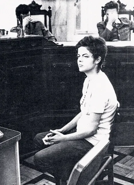 lolaescreva's tweet photo. Vejo a birra de Bolso, o silêncio de 2 dias, e não posso esquecer a atitude de Dilma, q sempre foi gigante. E de Lula tb, q aceitou ser preso, mesmo tendo certeza da sua inocência. Bolso vai fugir. Esses covardes q cobrem o rosto na foto o representam. https://t.co/kzC7GugHIl
