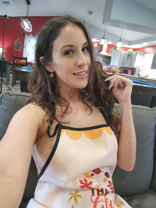 On set for @TouchMyWife today https://t.co/LCx1MD4yV4<a class="tags" href="/tag/touchmywife">@touchmywife</a><a href="/tag/mondaymotivation"class="tags"><span>#mondaymotivation</span></a>