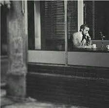 على الطاوله وانا انتظر صدفه أتمرين
ومر العمر مني وانا دمعتي عذرا 

رحلتي وطيفك واقفٍ بين رمش وعين
وباقي من الاطلال مايشعل  الذكرى !