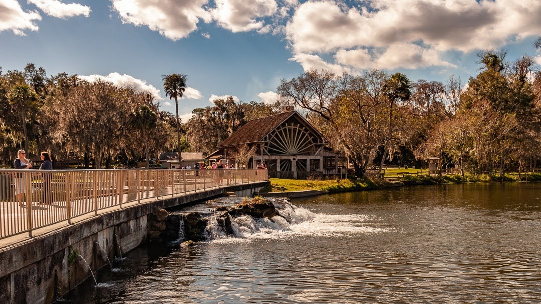 New town every hour on Twitter "De Leon Springs, Florida Population