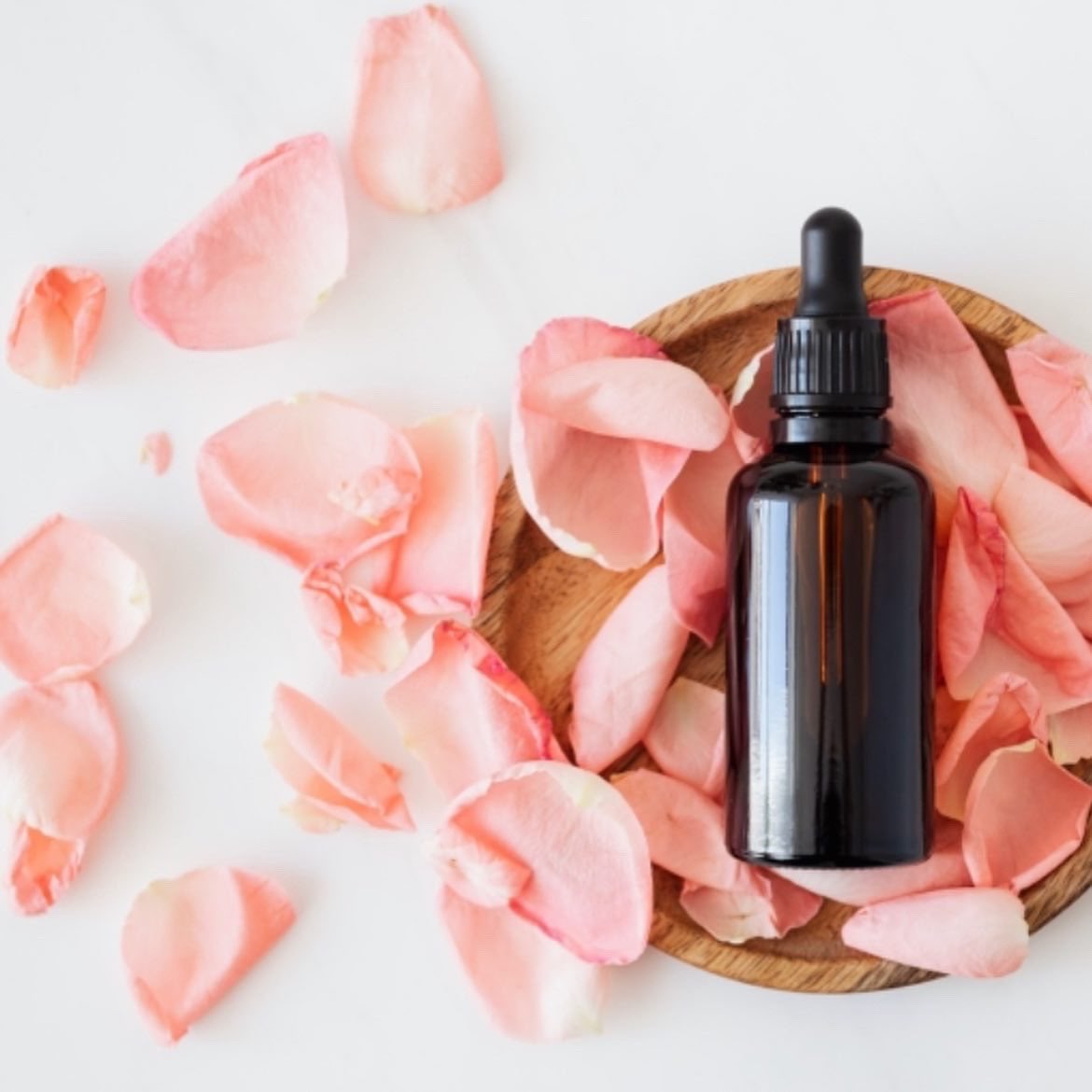 dani_dials's tweet image. Rosehip oil isn&apos;t the same as rose oil! Rose oil benefits range from easing depression to increasing libido and relieving menstrual pain. 

See blog: daniellereneebeauty.com/post/rose-oil-…

#tipoftheday #selfcaretips