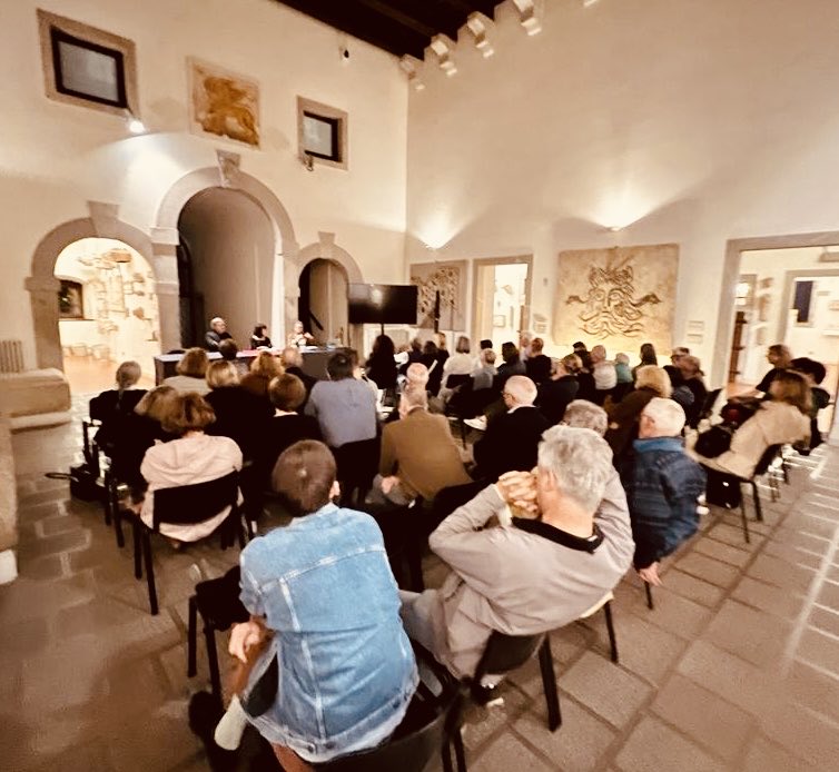 Ottimo pubblico e bella serata a Cividale del Friuli, parlando di “Maledetta Sarajevo” per la rassegna Conflitti. Grazie ad Anna Piuzzi ⁦<a href="/annapiuzzi/">Anna Piuzzi</a>⁩ e somsicividale.it ⁦<a href="/NeriPozza/">Neri Pozza</a>⁩ ⁦<a href="/marziogmian/">marzio g. mian</a>⁩