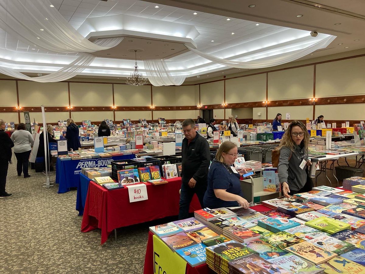 alibrarytech's tweet photo. Went to the big #ResourceSale today…bought some shiny #newbooks 📚for @actondistrict #Library 🤫 Titles will be revealed as I start adding them tomorrow so stay tuned!! I think you’re going to like them 🤞😉😊
@HDSBLibraries #suspense #cantwait #booktimeforreading https://t.co/TzvEOa26To