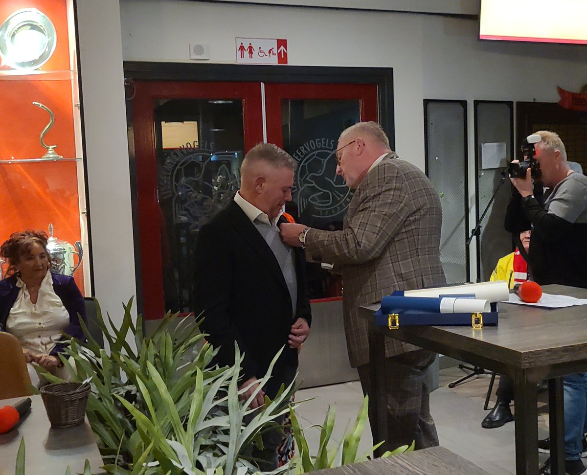 LINTJE 🎗️ | Op de Algemene ledenvergadering is de vanavond afgetreden voorzitter Frank van den Bos koninklijk onderscheiden. Hij is uitgeroepen tot Ridder in de Orde van Oranje-Nassau.