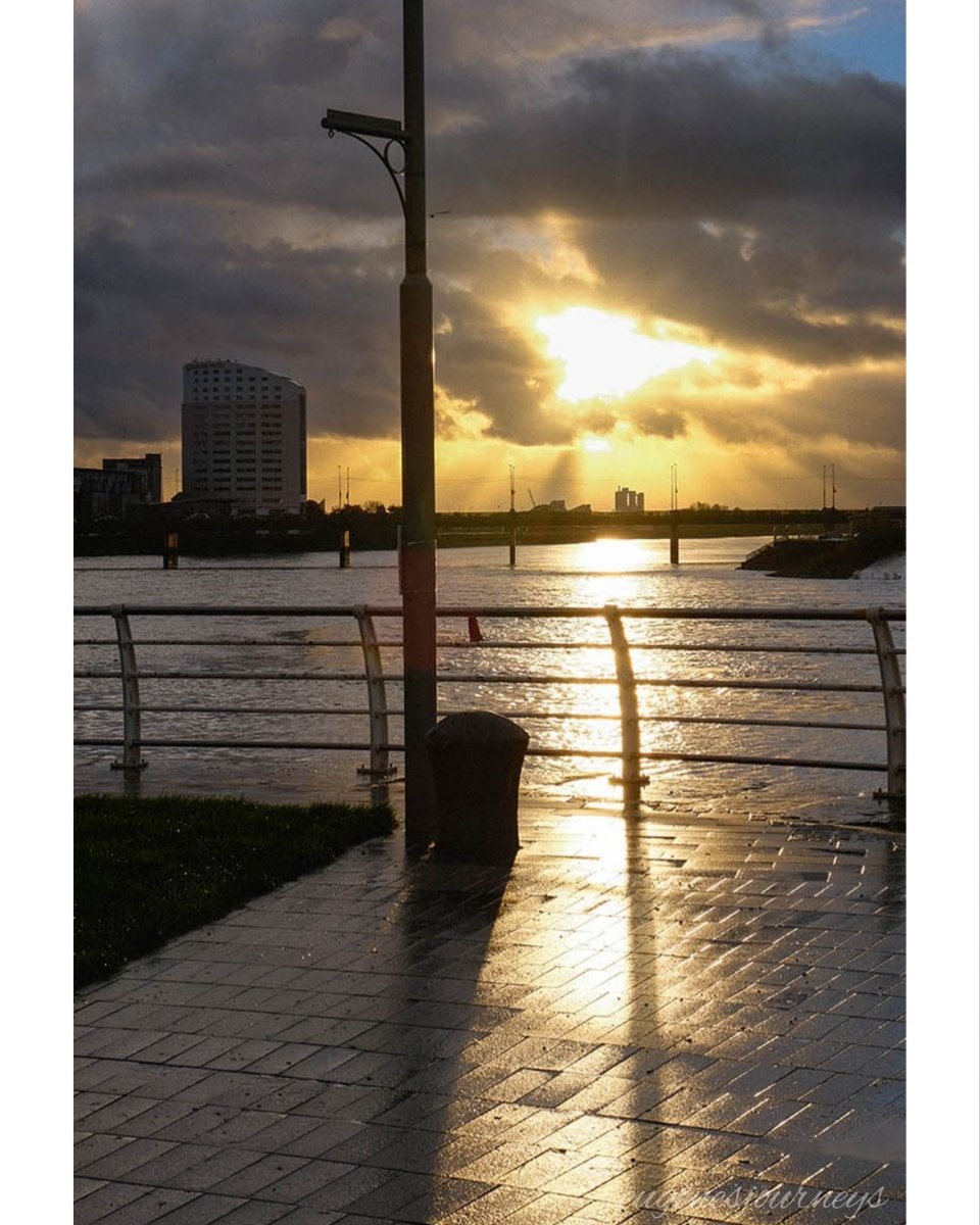 eugenesjourneys's tweet photo. Last ray's
Shorter day's 
Ah, that's Limerick city!
#sunset #sunheadstobed
#shorterdays
#lastrays #november
#ireland #fujix
@LimerickCouncil
@3BridgeWalk @Limerick_Leader @limerickpost @FujifilmUK @fujixpassion @Limerick_ie https://t.co/MMQmhuGRne