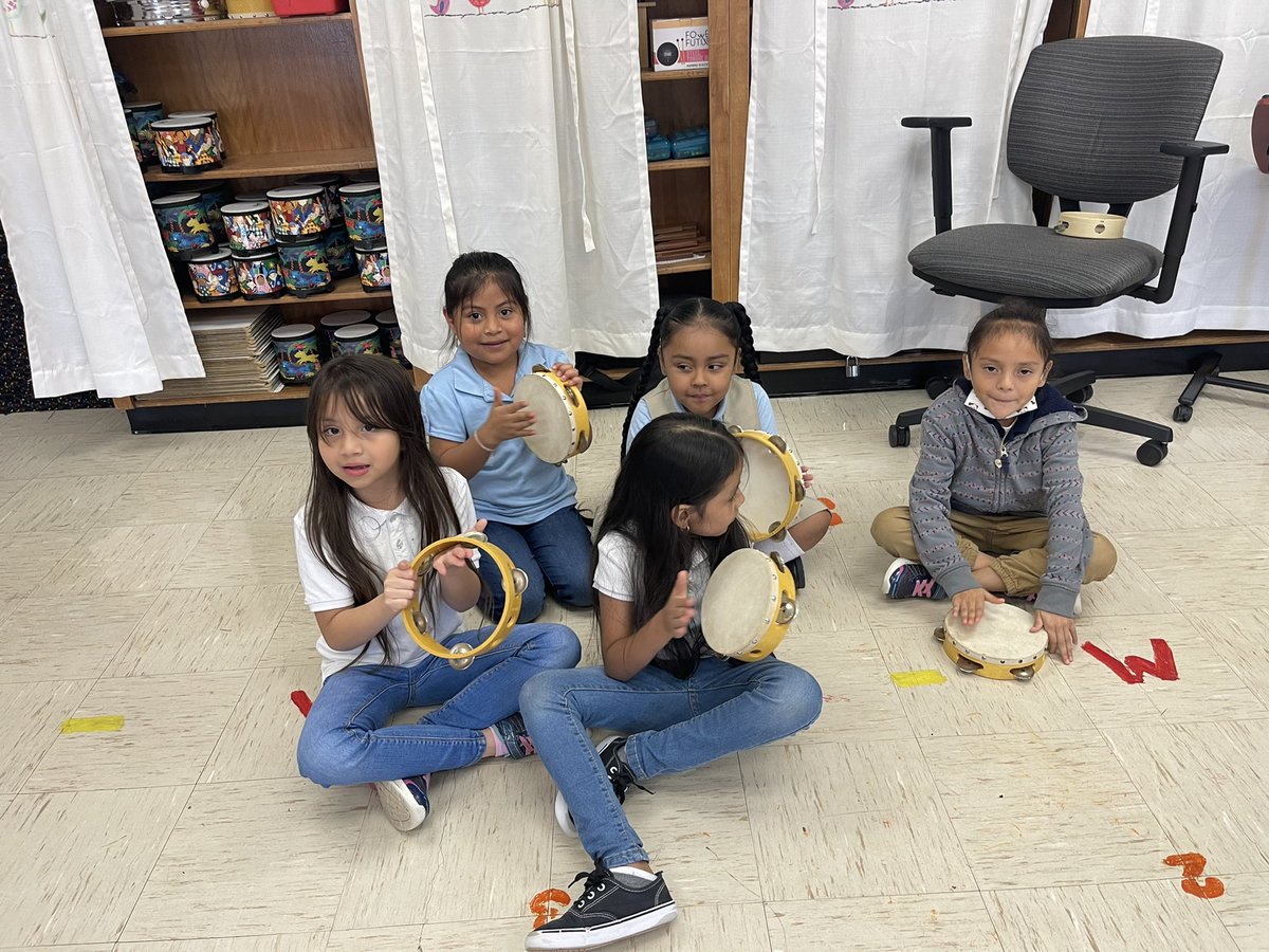 MrGallowayROCKS's tweet photo. Having a jam session in 1st grade @GHWootenWarrior @AISDArts https://t.co/NdCM5uAjQG