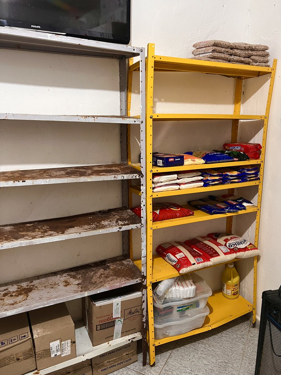 jotamarquesrj's tweet photo. Vamos falar de coisa importante agora: Nessa reta final do ano de 2022, o estoque de alimentos da nossa cozinha comunitária na Cidade de Deus está desse jeito. O Brasil vai mudar, mas ainda não mudou. A fome promovida por Bolsonaro segue uma realidade. Me ajuda a cuidar? Dm! 🙏 https://t.co/5C8qqv3y83