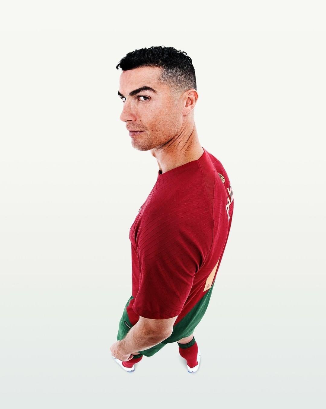 Gio CR7 on X: Cristiano Ronaldo avec le maillot du Sporting, chez lui au  stade José Alvalade 💚  / X