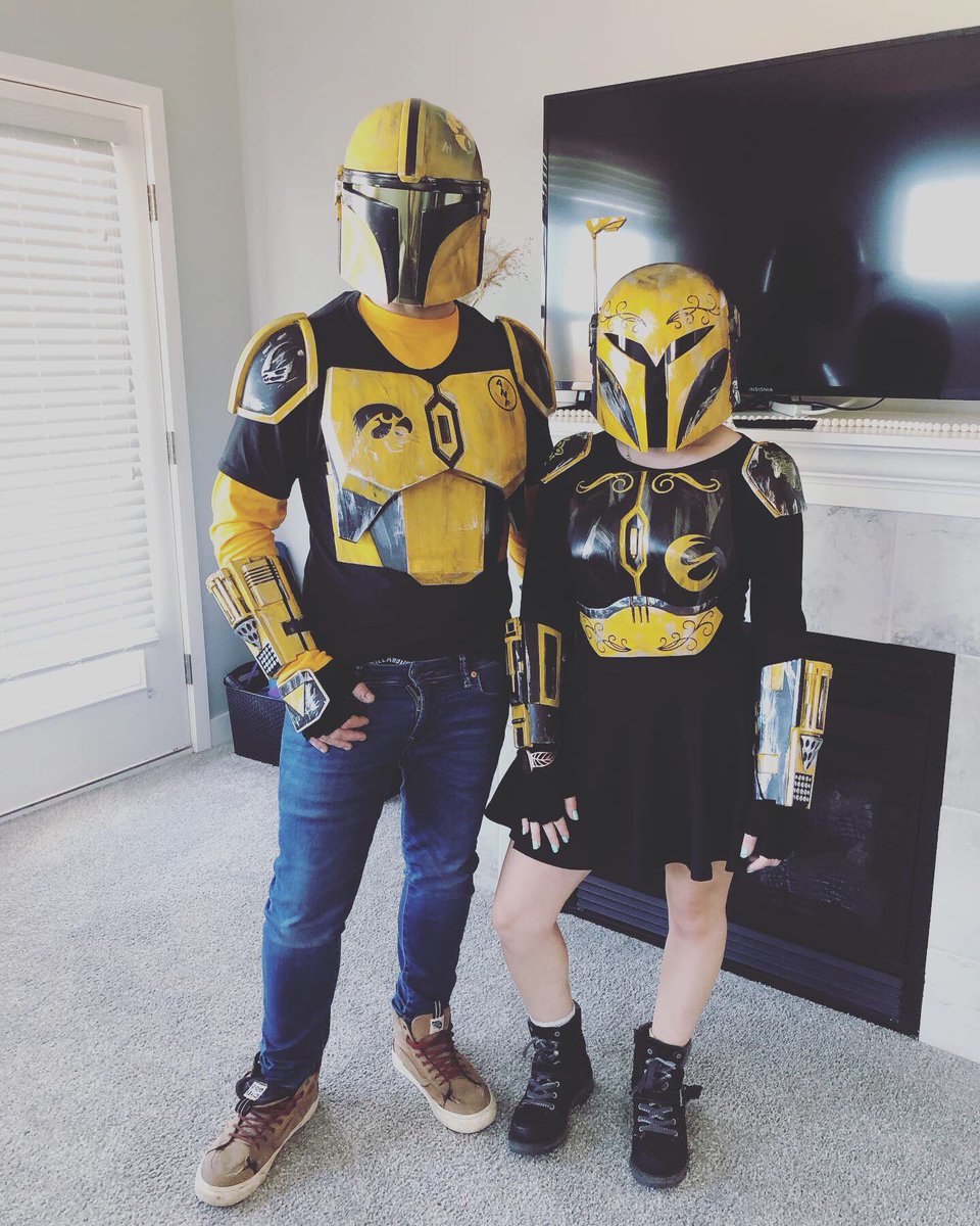 qterm0's tweet photo. What a great Halloween in Iowa City! Shoutout to everyone that wanted pictures with us! And shoutout to the @HawkeyeBand for letting us join you for the for “ Mandalorian“! #Hawkeyelorian #HawkeyeFootball #Mandalorian https://t.co/Y4CNI2sXkl