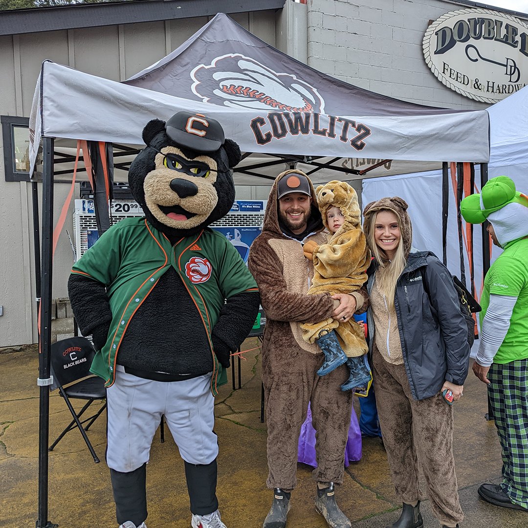 Corby was all over Cowlitz County this weekend, having so much fun with all the Halloween festivities! Thank you Longview, Castle Rock, and Kalama for an amazing weekend 🎃