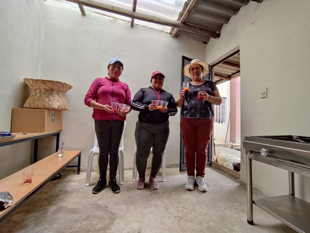 LisCarcelen's tweet photo. En coordinación con Técnicos #PIATER se realiza Taller teórico práctico en elaboración de mermeladas caseras con la asociación Carmen de Tarqui, en la parroquia Tarqui del cantón Cuenca https://t.co/0mcpw0ftGO