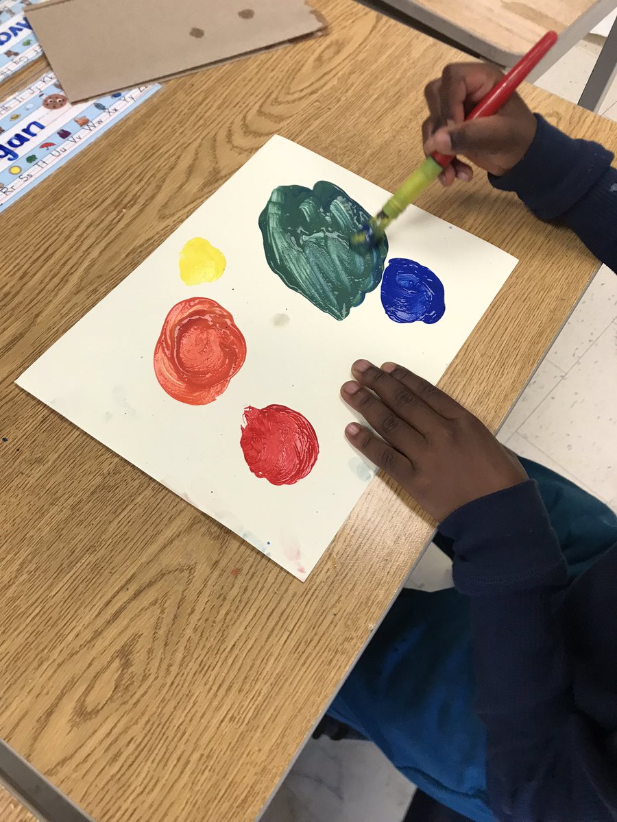 Spatarograde1's tweet photo. Mixing primary colours to create secondary colours 🎨 https://t.co/e4ygpGhkv4