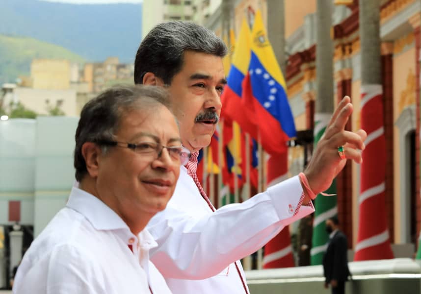 vicelaborales's tweet photo. Así #EsNuestraAmérica 🇻🇪🤝🇨🇴

Apostando al diálogo y a la Paz para fortalecer los lazos de hermandad, pdte. @NicolasMaduro y pdte. @petrogustavo se reúnen para trabajar nutrida Agenda Bilateral que aborda: frontera, migración, comercio, cambio climático e integración regional. https://t.co/was9FeVLsj
