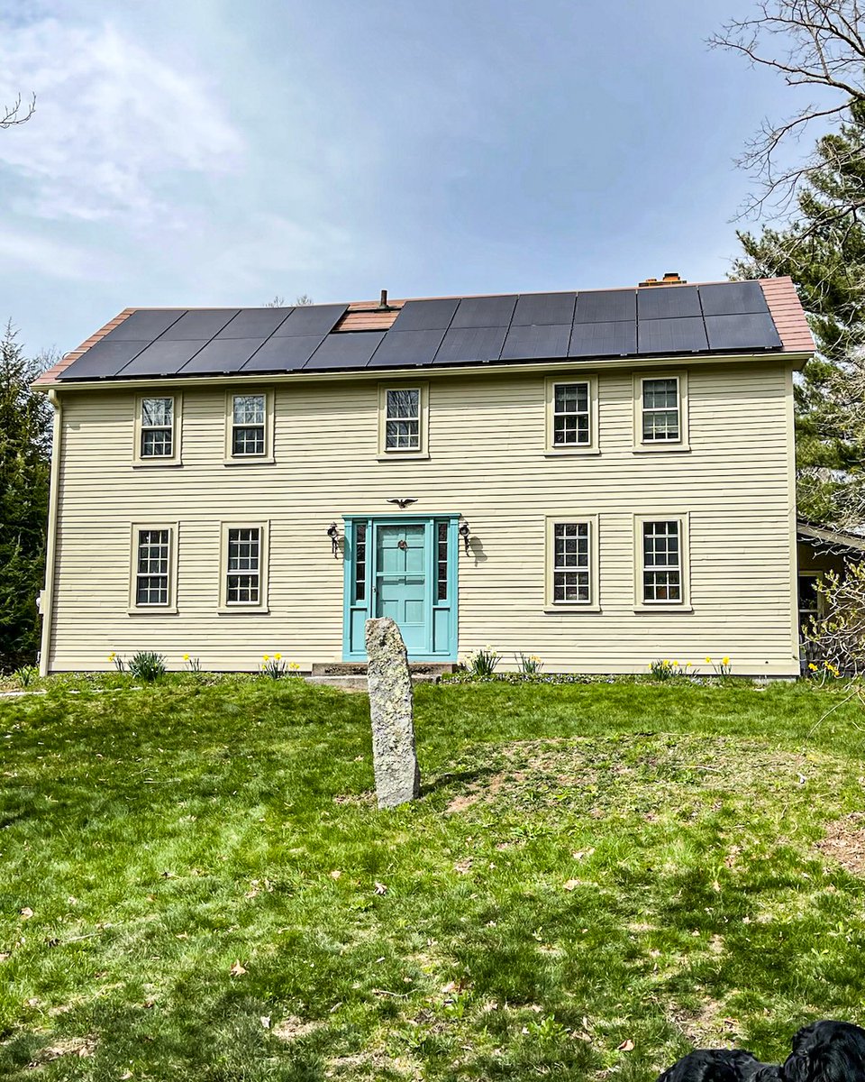 Classic New England Saltbox meets modern renewable technology. Congrats to these homeowners for going solar!

#GraniteStateSolar #ResilientEnergySystems #ShopLocalNH #LocalSolar #SolarInstallers