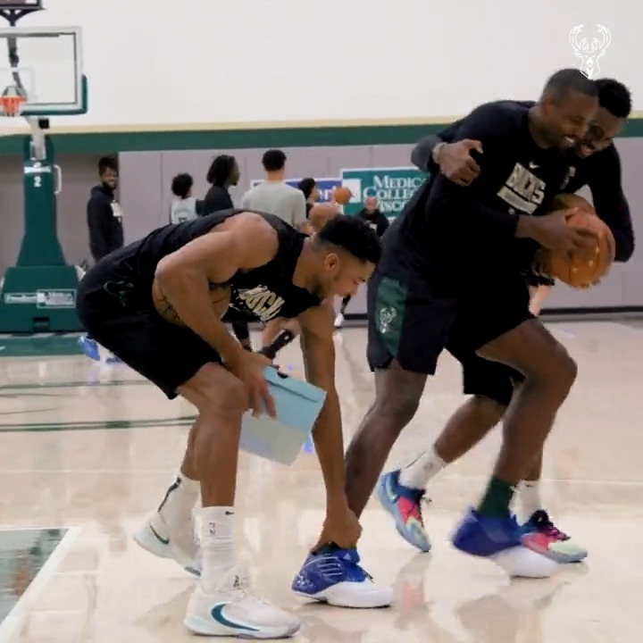 bucks giannis shoes