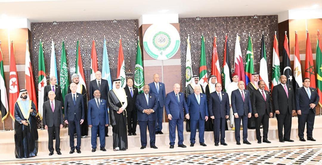 يالله والفضيحة!! 

رئيس مجلس القيادة الرئاسي اليمني في الصف الثاني، ونائب رئيس الإمارات في الصف الأول في الصورة التذكارية للقمة العربية المنعقدة في الجزائر.

نحن في أسوا فترة تعيشها اليمن.