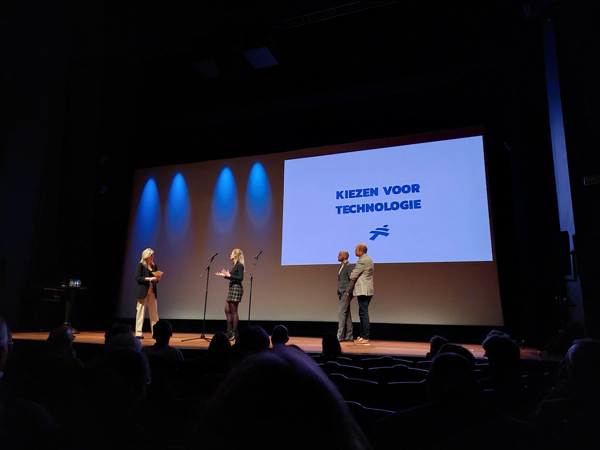TeresaMMar's tweet photo. Elke keer wanneer ik een bijeenkomst bijwoon of organiseer over #duurzaamheid leer ik bij. Zoals vandaag tijdens de verdiepingssessie en #netwerkevent van @TechportCampus. Over #waterstof #onderwijs #bedrijven en #samenwerking. Een zeer leerzame middag 👌 https://t.co/b69T5FZWgl