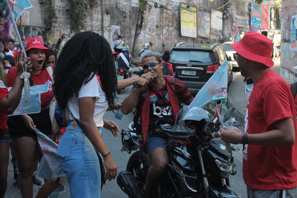 martagilriesco's tweet photo. Fotografías de la marcha pro-#Lula en la favela de #Rocinha, la mayor de Brasil, el sábado 30/10/2022, día previo a las #eleccionesBrasil2022. #LulaPresidente2022 https://t.co/YCYSNs79gu