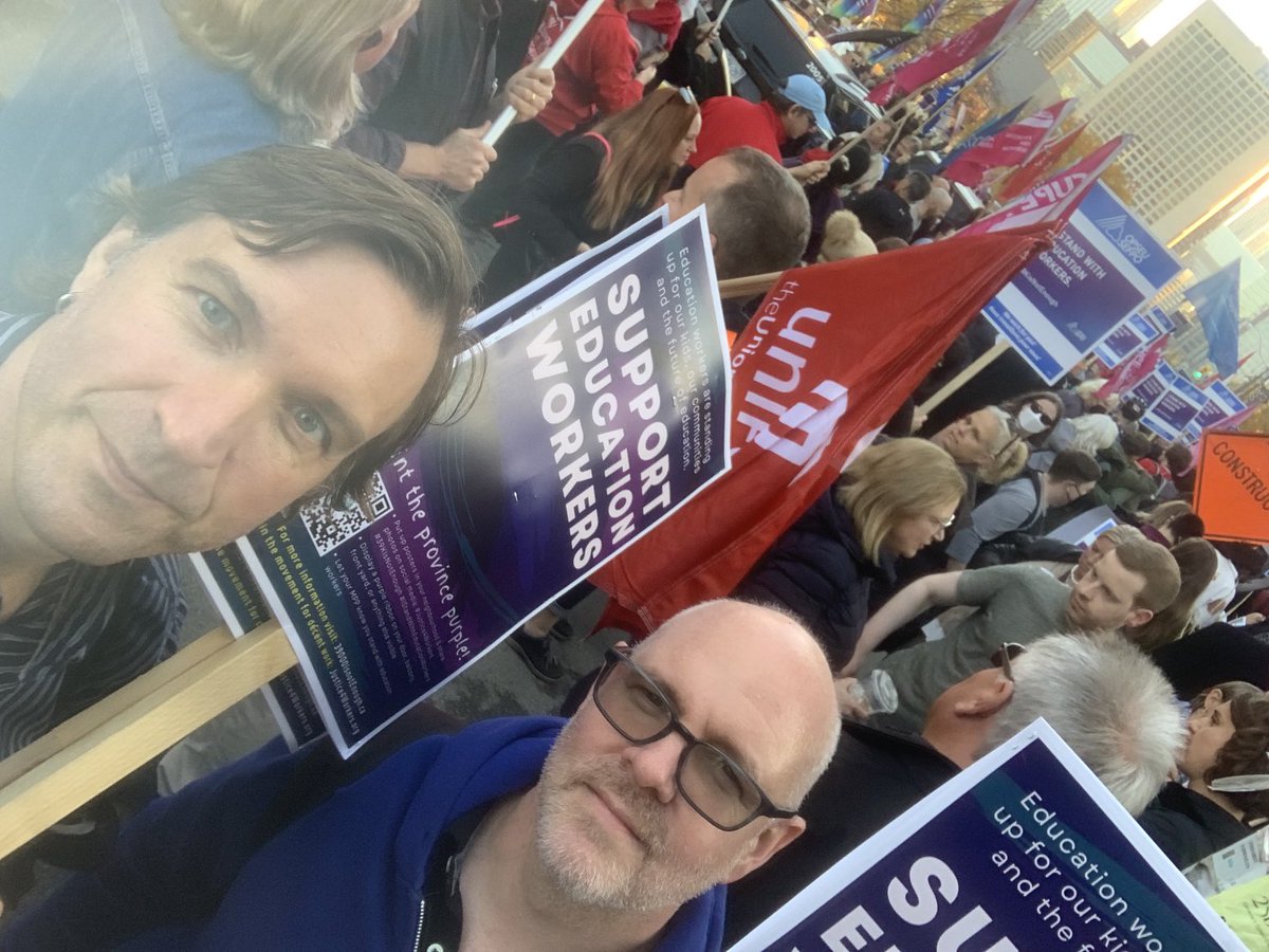 Big #Onlab crowd out in solidarity with the amazing workers with ⁦<a href="/osbcucscso/">OSBCU-CSCSO</a>⁩ who are leading the fight against ⁦<a href="/fordnation/">Doug Ford</a>⁩ and his attacks on our kids, our schools, our communities #39kIsNotEnough.