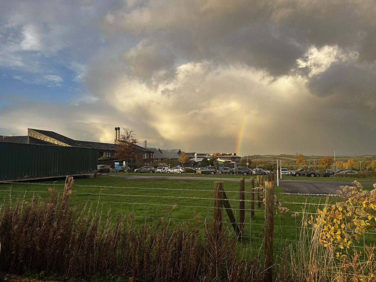 stokchlopm's tweet photo. Gorgeous rainbow leaving work this evening at @SalisburyNHS I’m sure there should be a poetic metaphor in this tweet, but really just thought it looked pretty 🌈 https://t.co/YPRCJRSZqu