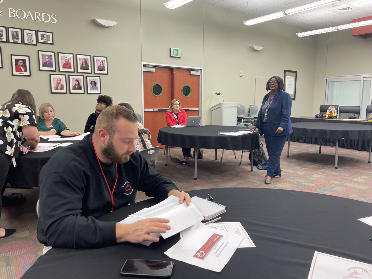 CrosbyISD's tweet photo. CISD Assistant Superintendent of Administration, Ms. Whitfield, welcomed the District Site-Based Decision-Making Committee tonight. The team of 26 is going over strategies &amp; goals for the 22-23 School Year. We appreciate their commitment to our students &amp; staff. #BetterTogether https://t.co/NQ1h1GGF3M