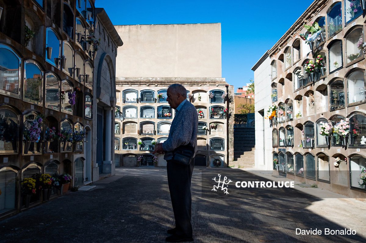 AgControluce's tweet image. #Spain
A man is seen standing in front of #tombs while praying inside the #SantAndreu #cemetery in #Barcelona, #Spain, on #November1, 2022 on #AllSaintsDay, a #christian #catholic solemnity also known as Feast of All Saints.
📷 Davide Bonaldo
#Controluce