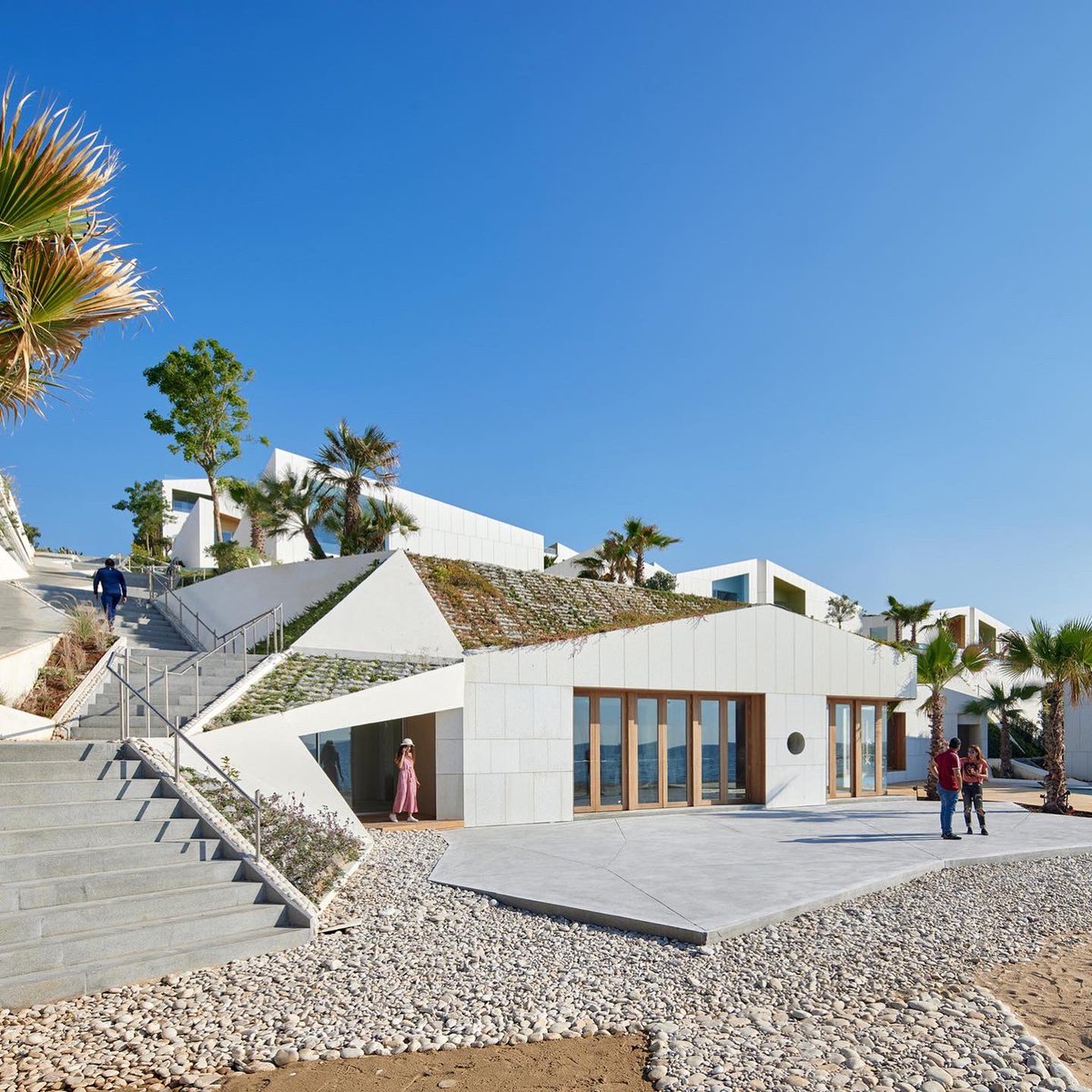 Arqenblanco's tweet photo. Complejo residencial Marea - WORKac 
Imagen: WORKac 
________________________________
#workac #batroun #libano #greenstudios #arquitecturaenblanco #arquitectura #architecture #archdaily #architectureinwhite https://t.co/Nrzg1PgXyx