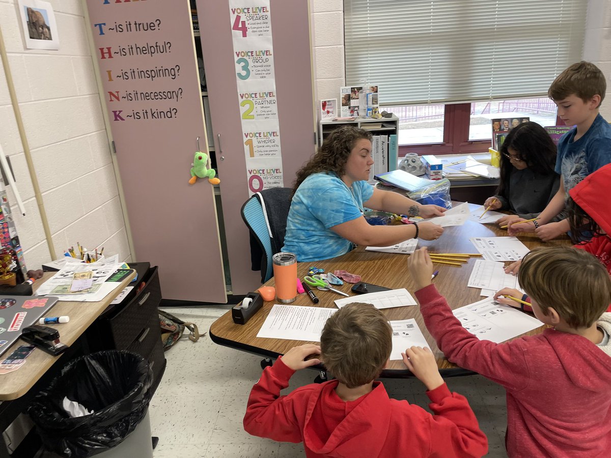 CalvertSS's tweet image. Ms. Braden's 5th Grade scientists at SLES are in the research phase of their PBL unit on the Chesapeake Bay Ecosystem!  They’ve become "Food Chain Experts" to produce Healthy Bay Ecosystem PSAs to educate the community.