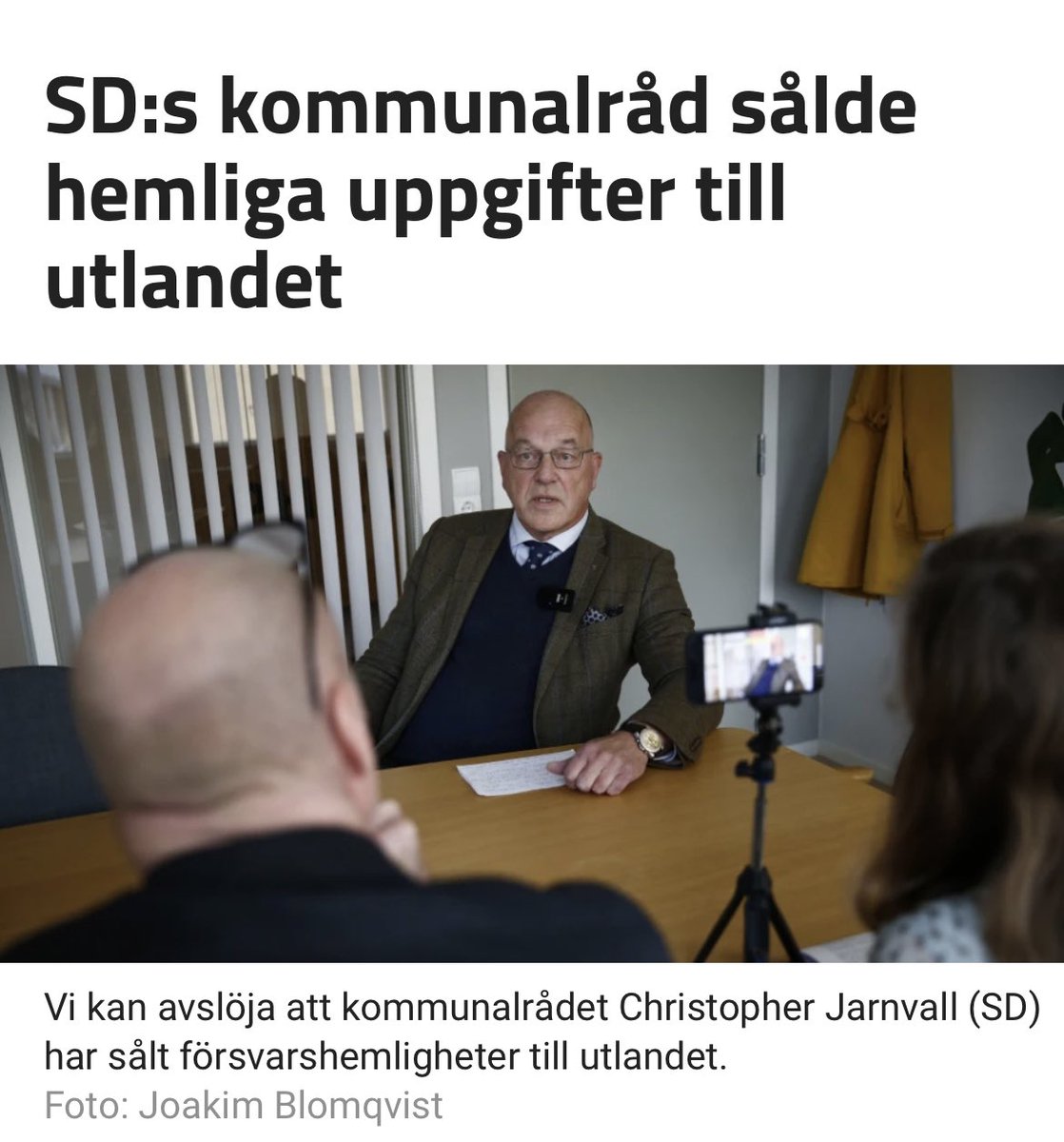 HenrikJalalian's tweet image. Riks två största profiler. Den ena hånar Anne Frank. Den andra säljer uppgifter till främmande makt.