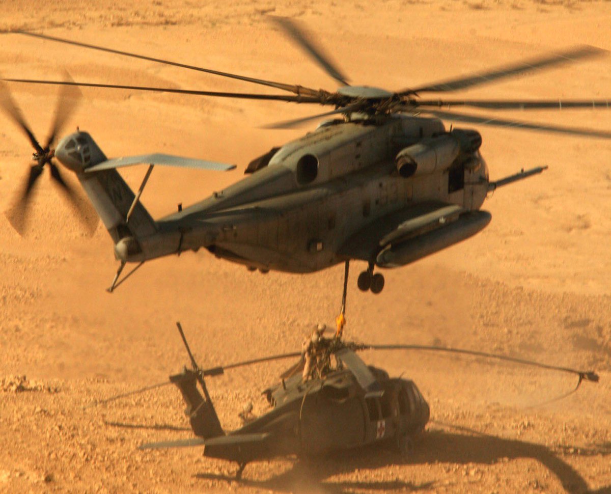 jpartej's tweet photo. La foto. Un CH-53E Super Stallion del escuadrón HMH-361 de los Marines se prepara para izar un UH-60 de Us Army en problemas. 2006 en Irak. Esta foto me ha recordado que tenía una pequeña historia de los antecesores del HMH-361 para contaros. Comenzamos. https://t.co/Hv0ULiqXSP