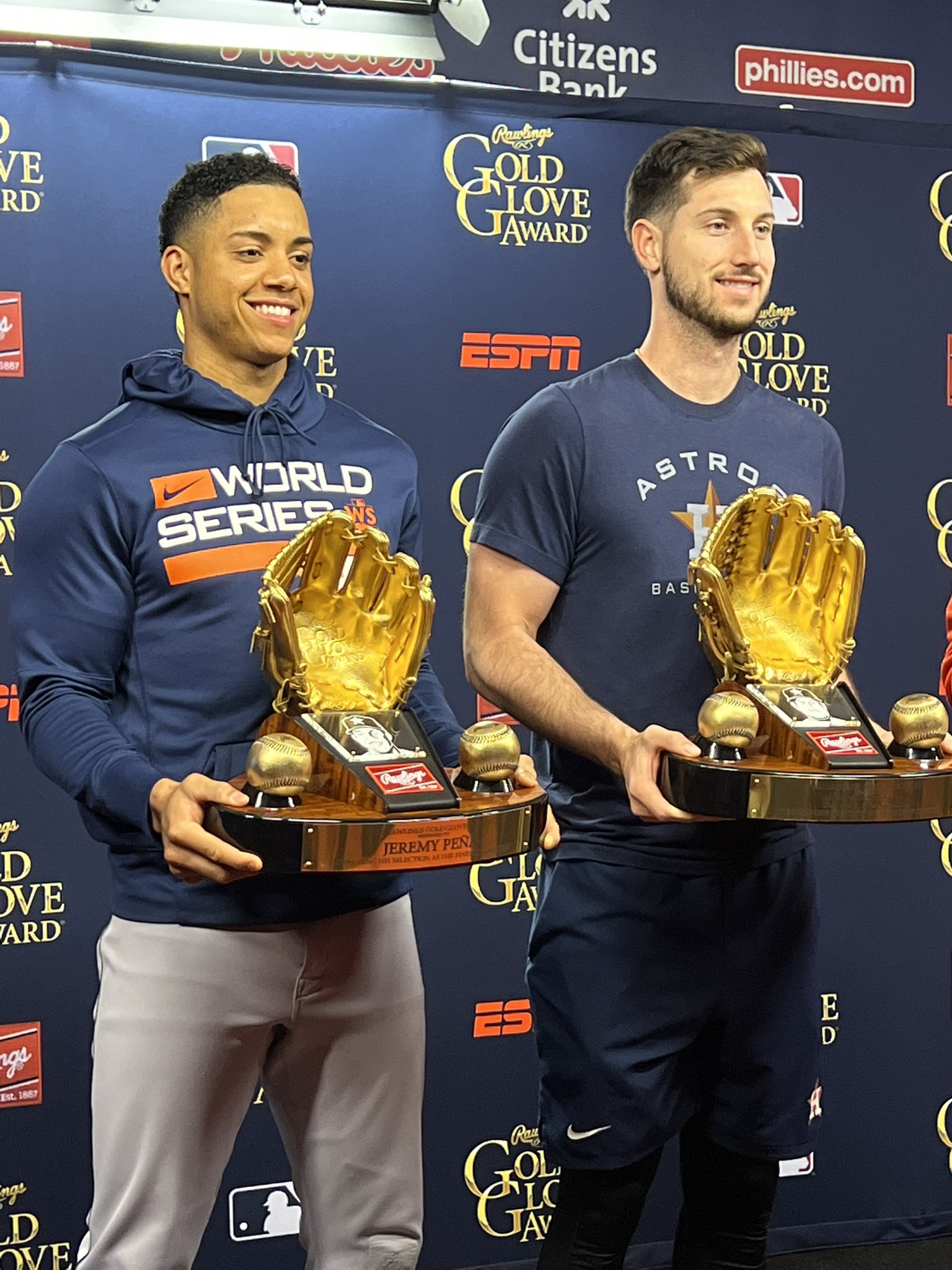 FggoSltX0AI876a?format=jpg&name=large