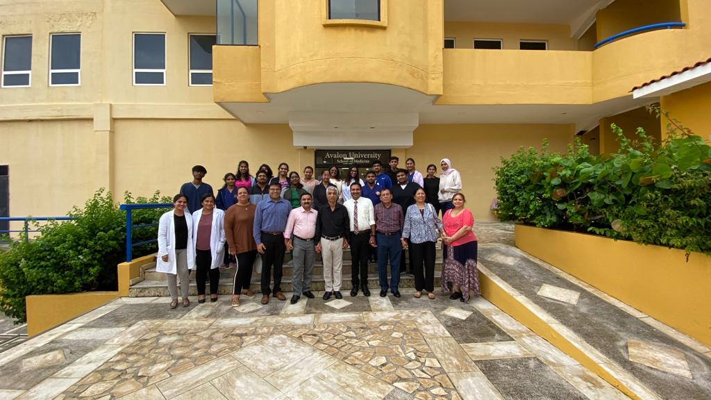 IndiainPanama's tweet image. The Embassy officials celebrated #unityday2022 with students and Professors at Avalon Medical school in Curacao forming a #Unitychain. 
#RashtriyaEktaDiwas2022 #NationalUnityDay2022 
@MEAIndia @IndianDiplomacy @MinOfCultureGoI @AmritMahotsav