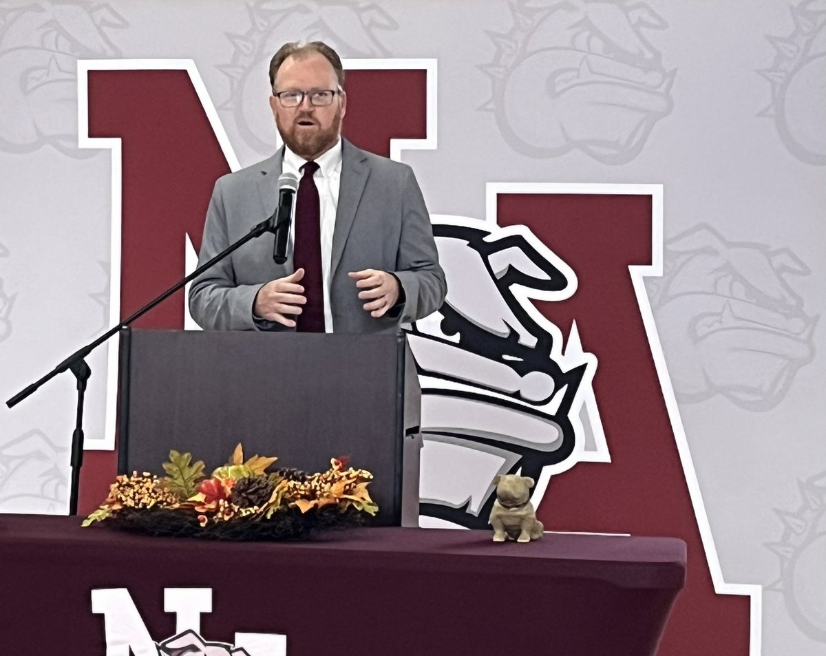 naschoolupdates's tweet image. New Albany Middle School hosted its Apple Distinguished School Ceremony today. The ceremony included recognition of Apple Certified Teachers and Teacher &amp;amp; Student Testimonials.  School tours led by SGA officers were provided for our special guests following the ceremony.