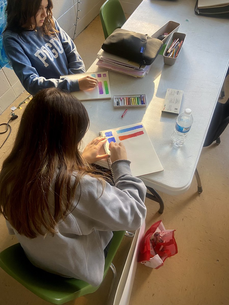 MsGraysArtRoom's tweet photo. Art I is jumping into some oil Patel practice today! Excited to get our projects going ❤️🧡💛

#ArtistOnTwitter #artiscool #keepartinschool https://t.co/fzRIcwVufM