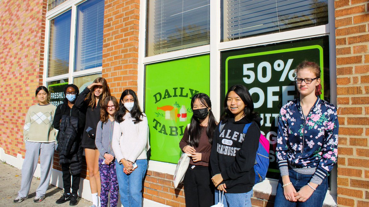 commschool's tweet photo. So grateful to serve our Greater Boston community last week during the Days of Service! Over their quarter break, students prepared meals @communityserv, packaged groceries @DailyTableMkt, and distributed food @breadmalden. https://t.co/97k0rBrQHj