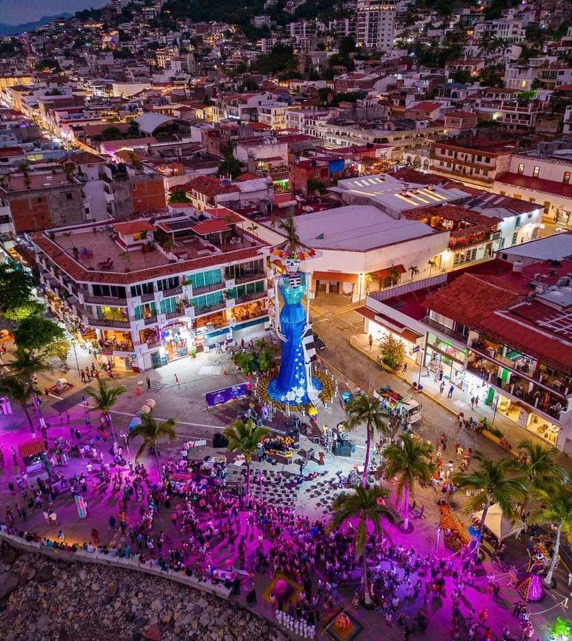 Así de espectacular se ve la Catrina monumental desde el malecón de Puerto Vallarta 💙