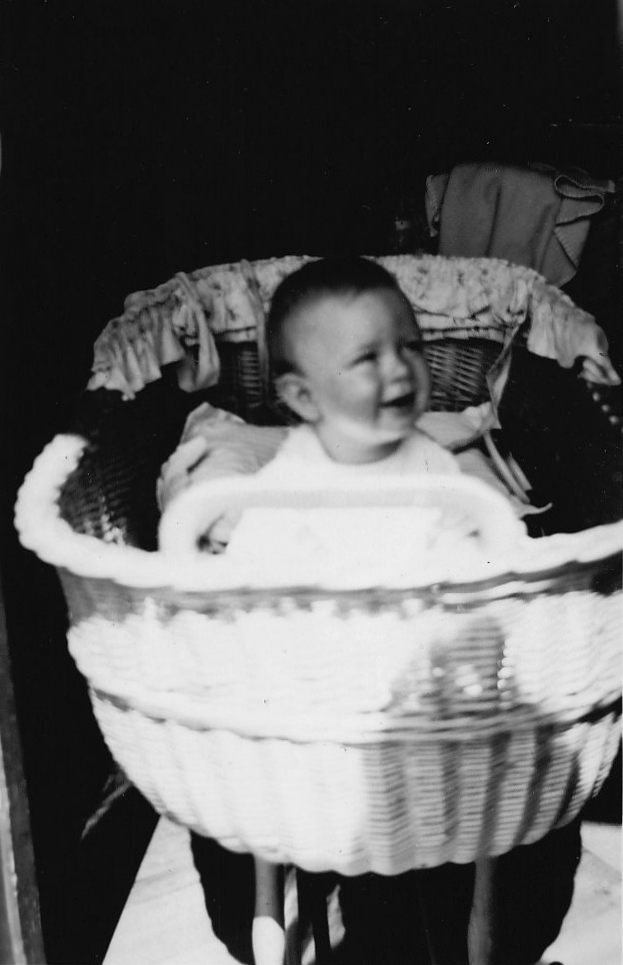 GillianeKern's tweet photo. B comme berceau et bébé. Trois générations ont utilisé le même berceau, et il peut encore servir! Les objets ont aussi une histoire, à documenter avant d'en perdre le souvenir! #ChallengeAZ #noblog #archivesfamiliales #archivCH https://t.co/VFRFxYe008